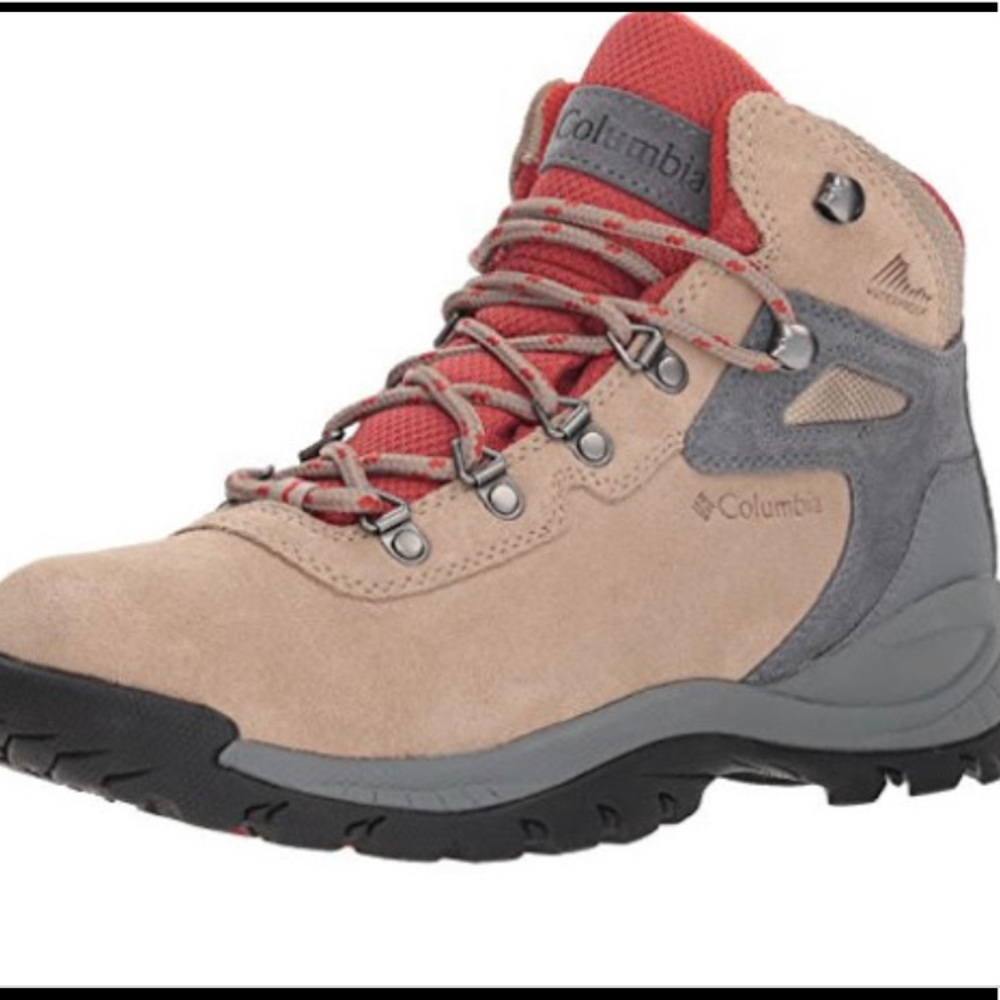 BRAND NEW HIKING BOOTS NWT